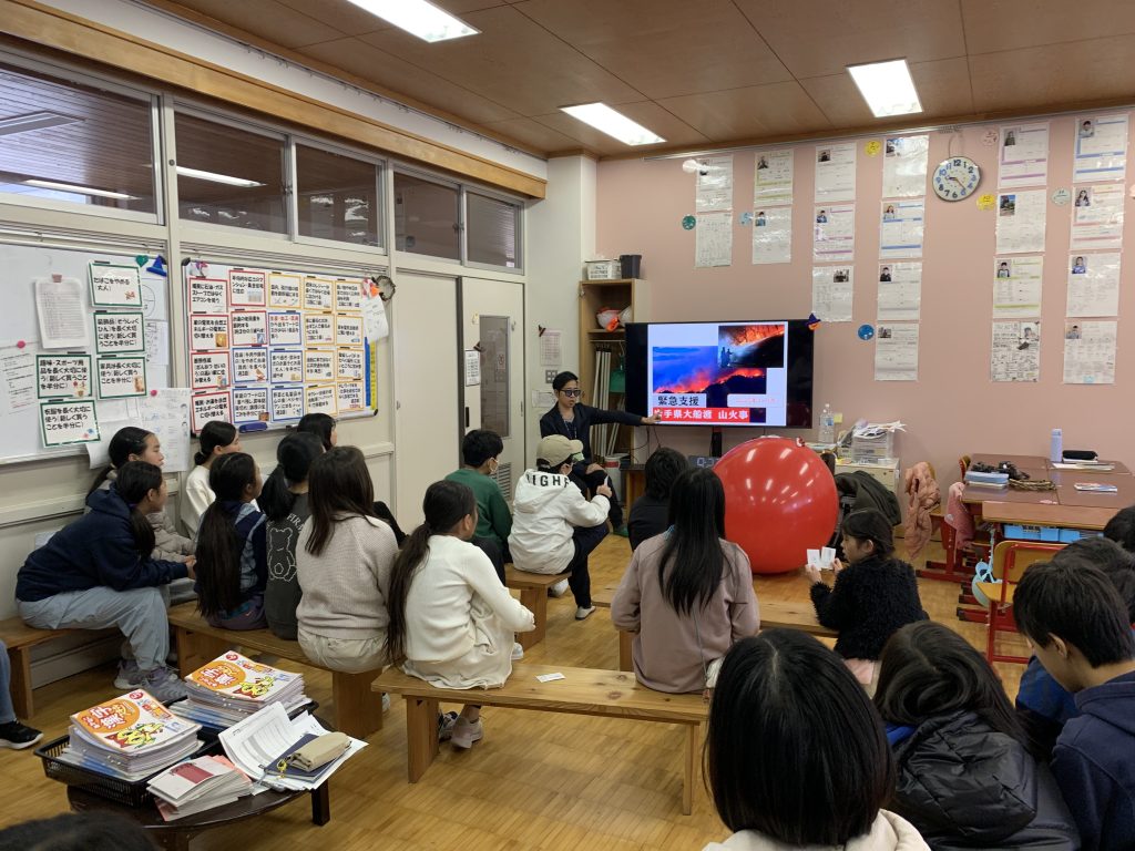 ひとり1日あたりに大きなこの赤い風船7,000個もCO2が