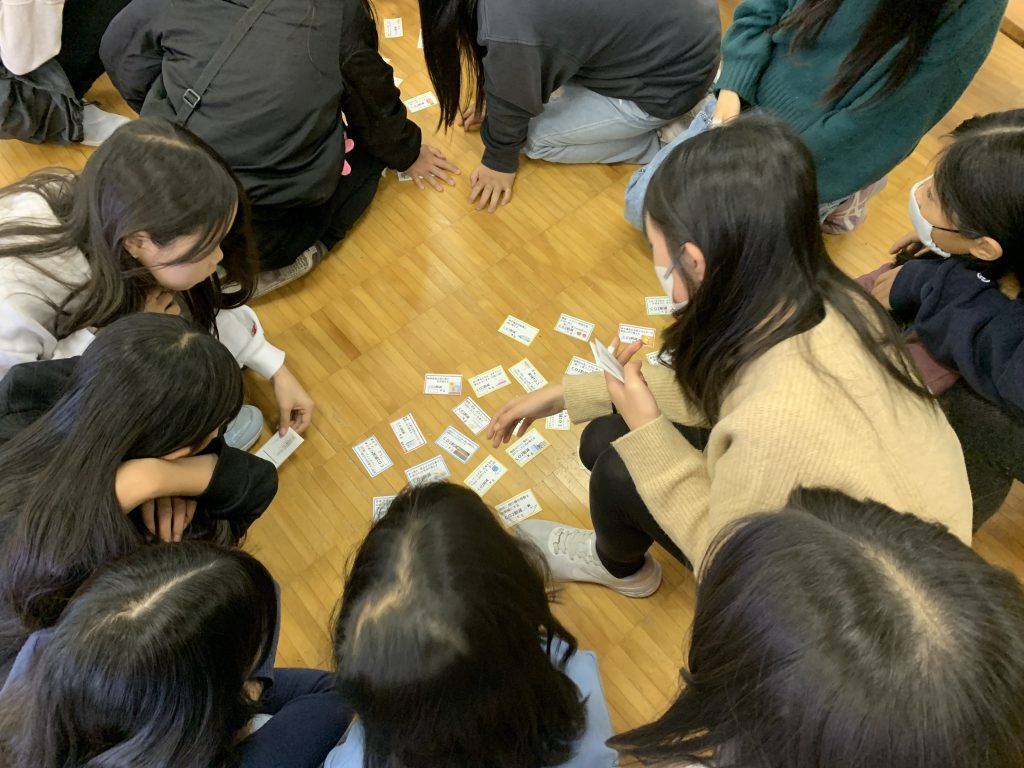 カードを比べながら、どれがいい？これかな？と活発な話し合い